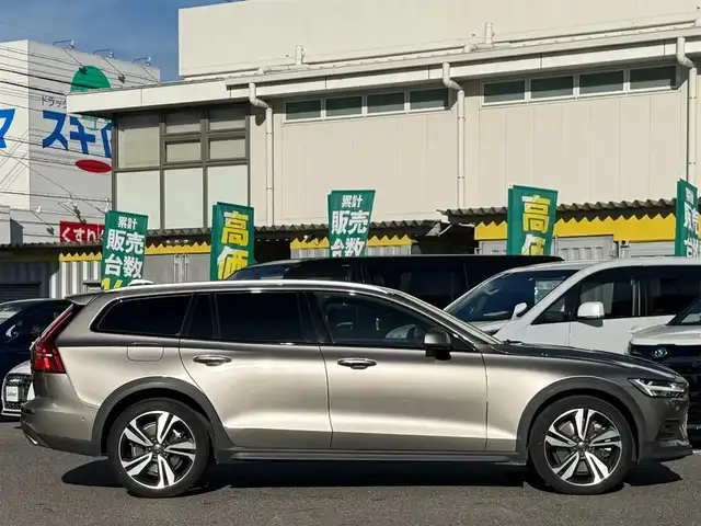 ボルボ Ｖ６０ クロスカントリー T5 AWD 愛知県 2020(令2)年 3.1万km ぺブルグレー /ワンオーナー//4WD//純正ナビ//純正フルセグTV//FM/CD/BT/USB/iPod//バック/サイド/フロント/全周囲カメラ//ETC//前後ドライブレコーダー//ルーフレール//harman/karadonサウンド//トノカバー//追従機能付きクルーズコントロール//ブラインドスポットモニター//ヘッドアップディスプレイ//パークアシストパイロット//クロス・トラフィック・アラート//横滑り防止装置//レーンアシスト//衝突被害軽減ブレーキ//リラクゼーション機能//電動パーキングブレーキ//オートホールドスイッチ//パワーバックドア//ステアスイッチ//純正LEDオートライト//オートハイビーム//アクティブペンティングライト//フロントフォグランプ//純正フロアマット//純正19インチアルミホイール//パワーシート(D/N)//メモリーシート(D/N)//シートヒーター(D/N)//エアシート(D/N)//電格ミラー//ISOFIX//ダブル/サイド/カーテンエアバック//スマートキー//スペアキー1本//取扱説明書//ナビ説明書//保証書//ディーラー記録簿(R3/R4/R5)