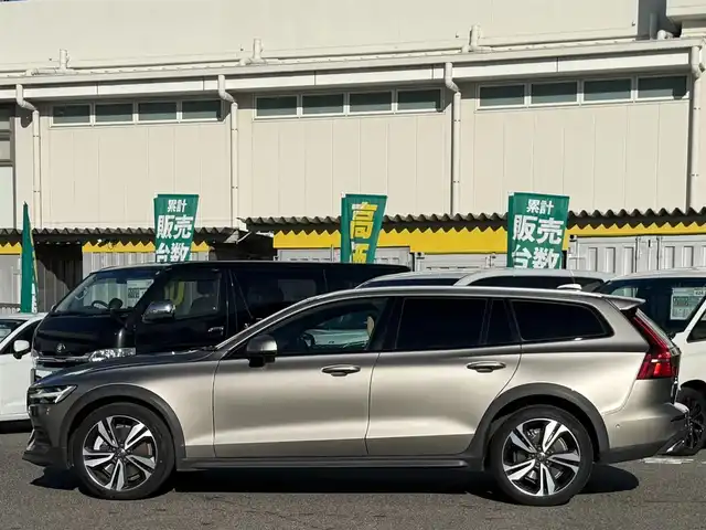 ボルボ Ｖ６０ クロスカントリー T5 AWD 愛知県 2020(令2)年 3.1万km ぺブルグレー /ワンオーナー//4WD//純正ナビ//純正フルセグTV//FM/CD/BT/USB/iPod//バック/サイド/フロント/全周囲カメラ//ETC//前後ドライブレコーダー//ルーフレール//harman/karadonサウンド//トノカバー//追従機能付きクルーズコントロール//ブラインドスポットモニター//ヘッドアップディスプレイ//パークアシストパイロット//クロス・トラフィック・アラート//横滑り防止装置//レーンアシスト//衝突被害軽減ブレーキ//リラクゼーション機能//電動パーキングブレーキ//オートホールドスイッチ//パワーバックドア//ステアスイッチ//純正LEDオートライト//オートハイビーム//アクティブペンティングライト//フロントフォグランプ//純正フロアマット//純正19インチアルミホイール//パワーシート(D/N)//メモリーシート(D/N)//シートヒーター(D/N)//エアシート(D/N)//電格ミラー//ISOFIX//ダブル/サイド/カーテンエアバック//スマートキー//スペアキー1本//取扱説明書//ナビ説明書//保証書//ディーラー記録簿(R3/R4/R5)