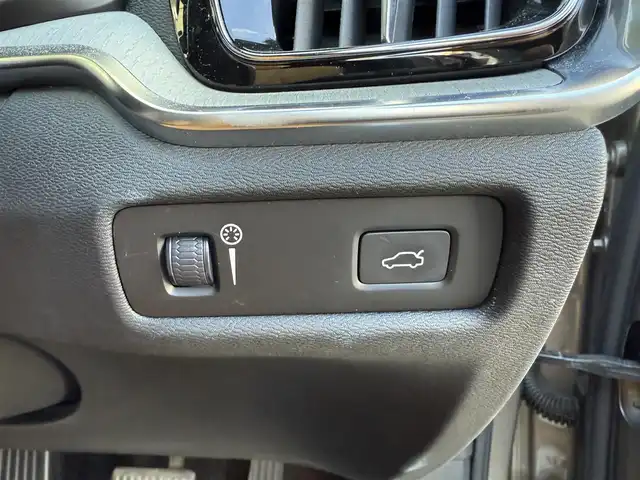 ボルボ Ｖ６０ クロスカントリー T5 AWD 愛知県 2020(令2)年 3.1万km ぺブルグレー /ワンオーナー//4WD//純正ナビ//純正フルセグTV//FM/CD/BT/USB/iPod//バック/サイド/フロント/全周囲カメラ//ETC//前後ドライブレコーダー//ルーフレール//harman/karadonサウンド//トノカバー//追従機能付きクルーズコントロール//ブラインドスポットモニター//ヘッドアップディスプレイ//パークアシストパイロット//クロス・トラフィック・アラート//横滑り防止装置//レーンアシスト//衝突被害軽減ブレーキ//リラクゼーション機能//電動パーキングブレーキ//オートホールドスイッチ//パワーバックドア//ステアスイッチ//純正LEDオートライト//オートハイビーム//アクティブペンティングライト//フロントフォグランプ//純正フロアマット//純正19インチアルミホイール//パワーシート(D/N)//メモリーシート(D/N)//シートヒーター(D/N)//エアシート(D/N)//電格ミラー//ISOFIX//ダブル/サイド/カーテンエアバック//スマートキー//スペアキー1本//取扱説明書//ナビ説明書//保証書//ディーラー記録簿(R3/R4/R5)