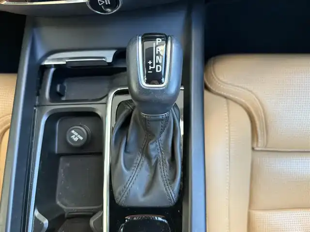 ボルボ Ｖ６０ クロスカントリー T5 AWD 愛知県 2020(令2)年 3.1万km ぺブルグレー /ワンオーナー//4WD//純正ナビ//純正フルセグTV//FM/CD/BT/USB/iPod//バック/サイド/フロント/全周囲カメラ//ETC//前後ドライブレコーダー//ルーフレール//harman/karadonサウンド//トノカバー//追従機能付きクルーズコントロール//ブラインドスポットモニター//ヘッドアップディスプレイ//パークアシストパイロット//クロス・トラフィック・アラート//横滑り防止装置//レーンアシスト//衝突被害軽減ブレーキ//リラクゼーション機能//電動パーキングブレーキ//オートホールドスイッチ//パワーバックドア//ステアスイッチ//純正LEDオートライト//オートハイビーム//アクティブペンティングライト//フロントフォグランプ//純正フロアマット//純正19インチアルミホイール//パワーシート(D/N)//メモリーシート(D/N)//シートヒーター(D/N)//エアシート(D/N)//電格ミラー//ISOFIX//ダブル/サイド/カーテンエアバック//スマートキー//スペアキー1本//取扱説明書//ナビ説明書//保証書//ディーラー記録簿(R3/R4/R5)