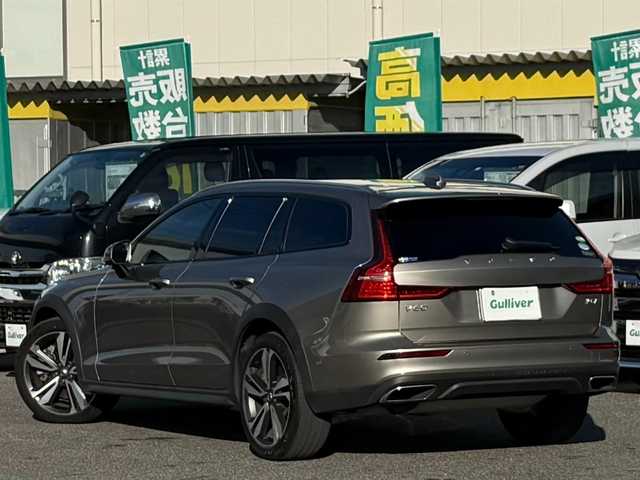 ボルボ Ｖ６０ クロスカントリー T5 AWD 愛知県 2020(令2)年 3.1万km ぺブルグレー /ワンオーナー//4WD//純正ナビ//純正フルセグTV//FM/CD/BT/USB/iPod//バック/サイド/フロント/全周囲カメラ//ETC//前後ドライブレコーダー//ルーフレール//harman/karadonサウンド//トノカバー//追従機能付きクルーズコントロール//ブラインドスポットモニター//ヘッドアップディスプレイ//パークアシストパイロット//クロス・トラフィック・アラート//横滑り防止装置//レーンアシスト//衝突被害軽減ブレーキ//リラクゼーション機能//電動パーキングブレーキ//オートホールドスイッチ//パワーバックドア//ステアスイッチ//純正LEDオートライト//オートハイビーム//アクティブペンティングライト//フロントフォグランプ//純正フロアマット//純正19インチアルミホイール//パワーシート(D/N)//メモリーシート(D/N)//シートヒーター(D/N)//エアシート(D/N)//電格ミラー//ISOFIX//ダブル/サイド/カーテンエアバック//スマートキー//スペアキー1本//取扱説明書//ナビ説明書//保証書//ディーラー記録簿(R3/R4/R5)