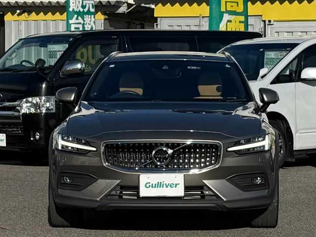 ボルボ Ｖ６０ クロスカントリー T5 AWD 愛知県 2020(令2)年 3.1万km ぺブルグレー /ワンオーナー//4WD//純正ナビ//純正フルセグTV//FM/CD/BT/USB/iPod//バック/サイド/フロント/全周囲カメラ//ETC//前後ドライブレコーダー//ルーフレール//harman/karadonサウンド//トノカバー//追従機能付きクルーズコントロール//ブラインドスポットモニター//ヘッドアップディスプレイ//パークアシストパイロット//クロス・トラフィック・アラート//横滑り防止装置//レーンアシスト//衝突被害軽減ブレーキ//リラクゼーション機能//電動パーキングブレーキ//オートホールドスイッチ//パワーバックドア//ステアスイッチ//純正LEDオートライト//オートハイビーム//アクティブペンティングライト//フロントフォグランプ//純正フロアマット//純正19インチアルミホイール//パワーシート(D/N)//メモリーシート(D/N)//シートヒーター(D/N)//エアシート(D/N)//電格ミラー//ISOFIX//ダブル/サイド/カーテンエアバック//スマートキー//スペアキー1本//取扱説明書//ナビ説明書//保証書//ディーラー記録簿(R3/R4/R5)