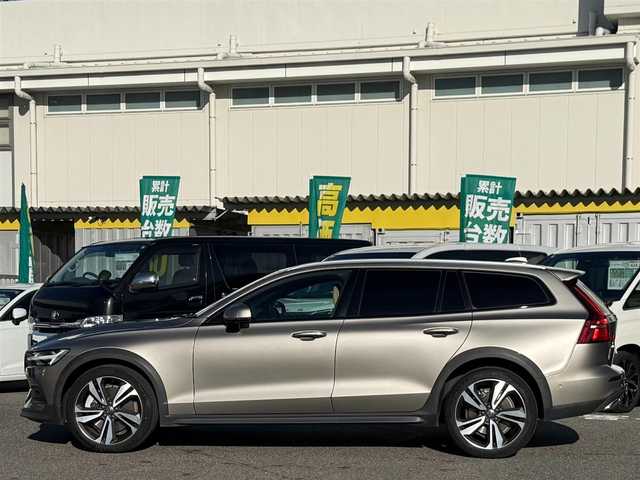 ボルボ Ｖ６０ クロスカントリー T5 AWD 愛知県 2020(令2)年 3.1万km ぺブルグレー /ワンオーナー//4WD//純正ナビ//純正フルセグTV//FM/CD/BT/USB/iPod//バック/サイド/フロント/全周囲カメラ//ETC//前後ドライブレコーダー//ルーフレール//harman/karadonサウンド//トノカバー//追従機能付きクルーズコントロール//ブラインドスポットモニター//ヘッドアップディスプレイ//パークアシストパイロット//クロス・トラフィック・アラート//横滑り防止装置//レーンアシスト//衝突被害軽減ブレーキ//リラクゼーション機能//電動パーキングブレーキ//オートホールドスイッチ//パワーバックドア//ステアスイッチ//純正LEDオートライト//オートハイビーム//アクティブペンティングライト//フロントフォグランプ//純正フロアマット//純正19インチアルミホイール//パワーシート(D/N)//メモリーシート(D/N)//シートヒーター(D/N)//エアシート(D/N)//電格ミラー//ISOFIX//ダブル/サイド/カーテンエアバック//スマートキー//スペアキー1本//取扱説明書//ナビ説明書//保証書//ディーラー記録簿(R3/R4/R5)