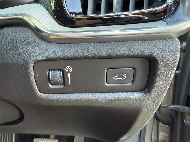 ボルボ Ｖ６０ クロスカントリー T5 AWD 愛知県 2020(令2)年 3.1万km ぺブルグレー /ワンオーナー//4WD//純正ナビ//純正フルセグTV//FM/CD/BT/USB/iPod//バック/サイド/フロント/全周囲カメラ//ETC//前後ドライブレコーダー//ルーフレール//harman/karadonサウンド//トノカバー//追従機能付きクルーズコントロール//ブラインドスポットモニター//ヘッドアップディスプレイ//パークアシストパイロット//クロス・トラフィック・アラート//横滑り防止装置//レーンアシスト//衝突被害軽減ブレーキ//リラクゼーション機能//電動パーキングブレーキ//オートホールドスイッチ//パワーバックドア//ステアスイッチ//純正LEDオートライト//オートハイビーム//アクティブペンティングライト//フロントフォグランプ//純正フロアマット//純正19インチアルミホイール//パワーシート(D/N)//メモリーシート(D/N)//シートヒーター(D/N)//エアシート(D/N)//電格ミラー//ISOFIX//ダブル/サイド/カーテンエアバック//スマートキー//スペアキー1本//取扱説明書//ナビ説明書//保証書//ディーラー記録簿(R3/R4/R5)