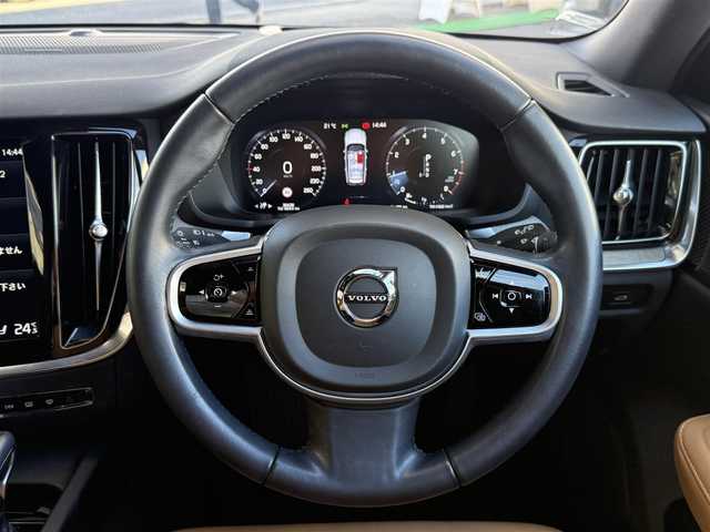 ボルボ Ｖ６０ クロスカントリー T5 AWD 愛知県 2020(令2)年 3.1万km ぺブルグレー /ワンオーナー//4WD//純正ナビ//純正フルセグTV//FM/CD/BT/USB/iPod//バック/サイド/フロント/全周囲カメラ//ETC//前後ドライブレコーダー//ルーフレール//harman/karadonサウンド//トノカバー//追従機能付きクルーズコントロール//ブラインドスポットモニター//ヘッドアップディスプレイ//パークアシストパイロット//クロス・トラフィック・アラート//横滑り防止装置//レーンアシスト//衝突被害軽減ブレーキ//リラクゼーション機能//電動パーキングブレーキ//オートホールドスイッチ//パワーバックドア//ステアスイッチ//純正LEDオートライト//オートハイビーム//アクティブペンティングライト//フロントフォグランプ//純正フロアマット//純正19インチアルミホイール//パワーシート(D/N)//メモリーシート(D/N)//シートヒーター(D/N)//エアシート(D/N)//電格ミラー//ISOFIX//ダブル/サイド/カーテンエアバック//スマートキー//スペアキー1本//取扱説明書//ナビ説明書//保証書//ディーラー記録簿(R3/R4/R5)