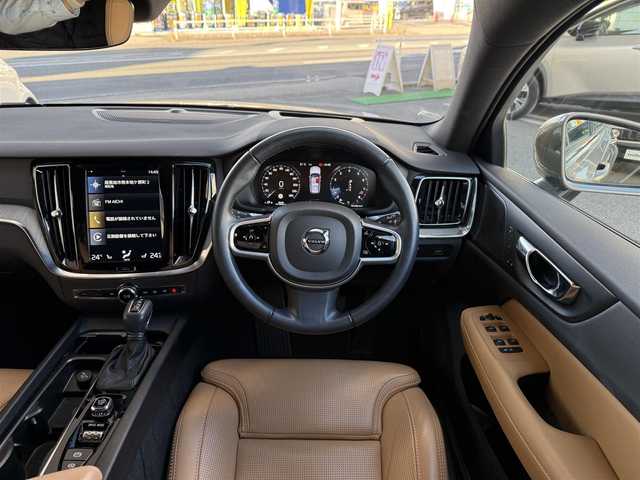 ボルボ Ｖ６０ クロスカントリー T5 AWD 愛知県 2020(令2)年 3.1万km ぺブルグレー /ワンオーナー//4WD//純正ナビ//純正フルセグTV//FM/CD/BT/USB/iPod//バック/サイド/フロント/全周囲カメラ//ETC//前後ドライブレコーダー//ルーフレール//harman/karadonサウンド//トノカバー//追従機能付きクルーズコントロール//ブラインドスポットモニター//ヘッドアップディスプレイ//パークアシストパイロット//クロス・トラフィック・アラート//横滑り防止装置//レーンアシスト//衝突被害軽減ブレーキ//リラクゼーション機能//電動パーキングブレーキ//オートホールドスイッチ//パワーバックドア//ステアスイッチ//純正LEDオートライト//オートハイビーム//アクティブペンティングライト//フロントフォグランプ//純正フロアマット//純正19インチアルミホイール//パワーシート(D/N)//メモリーシート(D/N)//シートヒーター(D/N)//エアシート(D/N)//電格ミラー//ISOFIX//ダブル/サイド/カーテンエアバック//スマートキー//スペアキー1本//取扱説明書//ナビ説明書//保証書//ディーラー記録簿(R3/R4/R5)