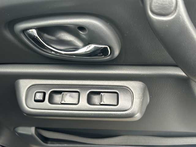スズキ ジムニー クロスアドベンチャー XC 埼玉県 2011(平23)年 10.7万km クエーサーグレーメタリック (株)IDOMが運営する【じしゃロン熊谷店】の自社ローン専用車両になりますこちらは現金またはオートローンご利用時の価格です。自社ローンご希望の方は別途その旨お申付け下さい/5MT/メッキグリル/パートタイム4WD/黒レザーシート/シートヒーター/carrozzeriaオーディオ（CD）/ETC/純正16インチAW/フォグランプ/キーレス/フロアマット/ドアバイザー/革巻きステア