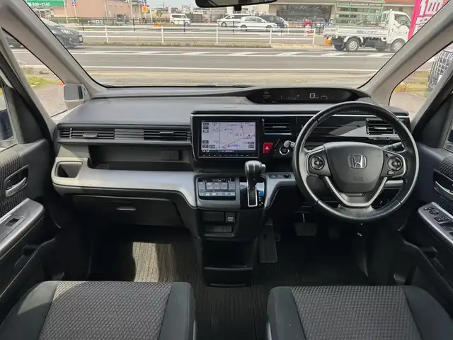ホンダ ステップワゴン スパーダ 滋賀県 2015(平27)年 16.6万km ホワイトオーキッドパール ワンオーナー/純正9インチフルセグナビ/　フルセグ Bluetooth CD DVD SD FM AM/バックカメラ/純正フリップダウンモニター/Honda SENSING/衝突軽減ブレーキ〈CMBS〉/ACC〈アダプティブ・クルーズ・コントロール〉/LKAS〈車線維持支援システム〉/路外逸脱抑制機能/誤発進抑制機能/先行車発進お知らせ機能/標識認識機能/両側パワースライドドア/LEDヘッドライト＋オートライトコントロール付/わくわくゲート/スーパーUVカット＋IRカットフロントドアガラス/コンフォートビューパッケージ/　［親水/ヒーテッドドアミラー＋フロントドア撥水ガラス］/フロントフルオートエアコン＋リアマニュアルクーラー/1列目サイド＋サイドカーテンエアバッグシステム/純正16インチアルミ/純正フロアマット/純正ドアバイザー/ETC/スマートキー×2/プッシュスタート/1.5L DOHC VTEC TURBO/