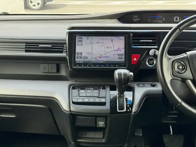 ホンダ ステップワゴン スパーダ 滋賀県 2015(平27)年 16.6万km ホワイトオーキッドパール ワンオーナー/純正9インチフルセグナビ/　フルセグ Bluetooth CD DVD SD FM AM/バックカメラ/純正フリップダウンモニター/Honda SENSING/衝突軽減ブレーキ〈CMBS〉/ACC〈アダプティブ・クルーズ・コントロール〉/LKAS〈車線維持支援システム〉/路外逸脱抑制機能/誤発進抑制機能/先行車発進お知らせ機能/標識認識機能/両側パワースライドドア/LEDヘッドライト＋オートライトコントロール付/わくわくゲート/スーパーUVカット＋IRカットフロントドアガラス/コンフォートビューパッケージ/　［親水/ヒーテッドドアミラー＋フロントドア撥水ガラス］/フロントフルオートエアコン＋リアマニュアルクーラー/1列目サイド＋サイドカーテンエアバッグシステム/純正16インチアルミ/純正フロアマット/純正ドアバイザー/ETC/スマートキー×2/プッシュスタート/1.5L DOHC VTEC TURBO/