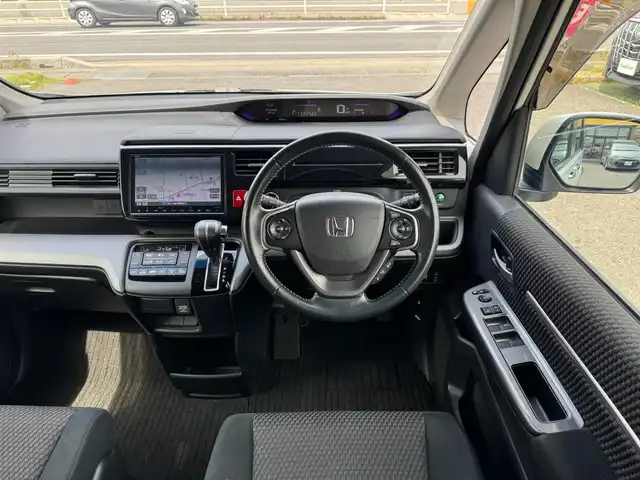 ホンダ ステップワゴン スパーダ 滋賀県 2015(平27)年 16.6万km ホワイトオーキッドパール ワンオーナー/純正9インチフルセグナビ/　フルセグ Bluetooth CD DVD SD FM AM/バックカメラ/純正フリップダウンモニター/Honda SENSING/衝突軽減ブレーキ〈CMBS〉/ACC〈アダプティブ・クルーズ・コントロール〉/LKAS〈車線維持支援システム〉/路外逸脱抑制機能/誤発進抑制機能/先行車発進お知らせ機能/標識認識機能/両側パワースライドドア/LEDヘッドライト＋オートライトコントロール付/わくわくゲート/スーパーUVカット＋IRカットフロントドアガラス/コンフォートビューパッケージ/　［親水/ヒーテッドドアミラー＋フロントドア撥水ガラス］/フロントフルオートエアコン＋リアマニュアルクーラー/1列目サイド＋サイドカーテンエアバッグシステム/純正16インチアルミ/純正フロアマット/純正ドアバイザー/ETC/スマートキー×2/プッシュスタート/1.5L DOHC VTEC TURBO/