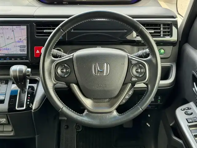 ホンダ ステップワゴン スパーダ 滋賀県 2015(平27)年 16.6万km ホワイトオーキッドパール ワンオーナー/純正9インチフルセグナビ/　フルセグ Bluetooth CD DVD SD FM AM/バックカメラ/純正フリップダウンモニター/Honda SENSING/衝突軽減ブレーキ〈CMBS〉/ACC〈アダプティブ・クルーズ・コントロール〉/LKAS〈車線維持支援システム〉/路外逸脱抑制機能/誤発進抑制機能/先行車発進お知らせ機能/標識認識機能/両側パワースライドドア/LEDヘッドライト＋オートライトコントロール付/わくわくゲート/スーパーUVカット＋IRカットフロントドアガラス/コンフォートビューパッケージ/　［親水/ヒーテッドドアミラー＋フロントドア撥水ガラス］/フロントフルオートエアコン＋リアマニュアルクーラー/1列目サイド＋サイドカーテンエアバッグシステム/純正16インチアルミ/純正フロアマット/純正ドアバイザー/ETC/スマートキー×2/プッシュスタート/1.5L DOHC VTEC TURBO/