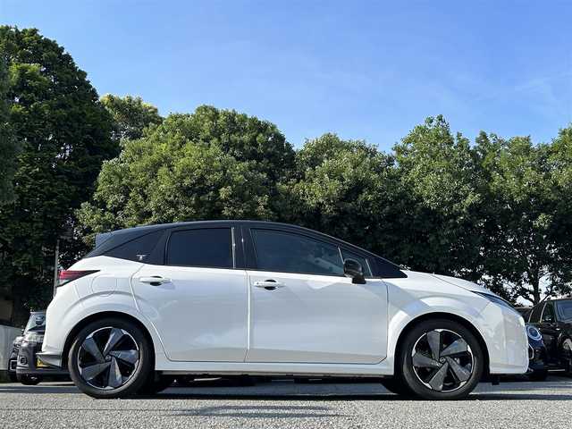 日産 オーラ G FOUR レザーエディション 東京都 2023(令5)年 1.2万km ピュアホワイトパール / スーパーブラック 2トーン ワンオーナー/純正ナビ（9インチ）/・Bluetoothオーディオ/USBオーディオ/・Apple CarPlay/AndroidAuto/フルセグTV/プロパイロット/BOSEパーソナルプラスサウンドシステム/ワイヤレス充電器/本革シート/ビルトインETC2.0/取扱説明書/保証書/スペアキー1本