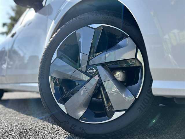 日産 オーラ G FOUR レザーエディション 東京都 2023(令5)年 1.2万km ピュアホワイトパール / スーパーブラック 2トーン ワンオーナー/純正ナビ（9インチ）/・Bluetoothオーディオ/USBオーディオ/・Apple CarPlay/AndroidAuto/フルセグTV/プロパイロット/BOSEパーソナルプラスサウンドシステム/ワイヤレス充電器/本革シート/ビルトインETC2.0/取扱説明書/保証書/スペアキー1本