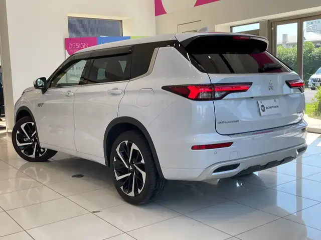 三菱 アウトランダー ＰＨＥＶ P 埼玉県 2022(令4)年 3.3万km ホワイトダイヤモンド 三菱e-Assist　/BOSEサウンド　/純正メモリナビ/　　BT/フルセグ/Apple CarPlay　/マルチアラウンドモニター　/パワーバックドア /レーダークルーズコントロール /LEDオートライト /セミアニリン本革シート /シートヒーター /ブラインドスポットモニター/ヘッドアップディスプレイ/AC1500W電源/ワイヤレス充電/ ステアリングヒーター/スイッチ/純正ETC2.0/禁煙車