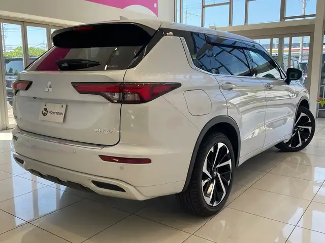 三菱 アウトランダー ＰＨＥＶ P 埼玉県 2022(令4)年 3.3万km ホワイトダイヤモンド 三菱e-Assist　/BOSEサウンド　/純正メモリナビ/　　BT/フルセグ/Apple CarPlay　/マルチアラウンドモニター　/パワーバックドア /レーダークルーズコントロール /LEDオートライト /セミアニリン本革シート /シートヒーター /ブラインドスポットモニター/ヘッドアップディスプレイ/AC1500W電源/ワイヤレス充電/ ステアリングヒーター/スイッチ/純正ETC2.0/禁煙車