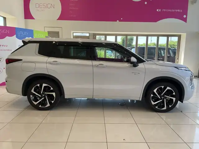 三菱 アウトランダー ＰＨＥＶ P 埼玉県 2022(令4)年 3.3万km ホワイトダイヤモンド 三菱e-Assist　/BOSEサウンド　/純正メモリナビ/　　BT/フルセグ/Apple CarPlay　/マルチアラウンドモニター　/パワーバックドア /レーダークルーズコントロール /LEDオートライト /セミアニリン本革シート /シートヒーター /ブラインドスポットモニター/ヘッドアップディスプレイ/AC1500W電源/ワイヤレス充電/ ステアリングヒーター/スイッチ/純正ETC2.0/禁煙車