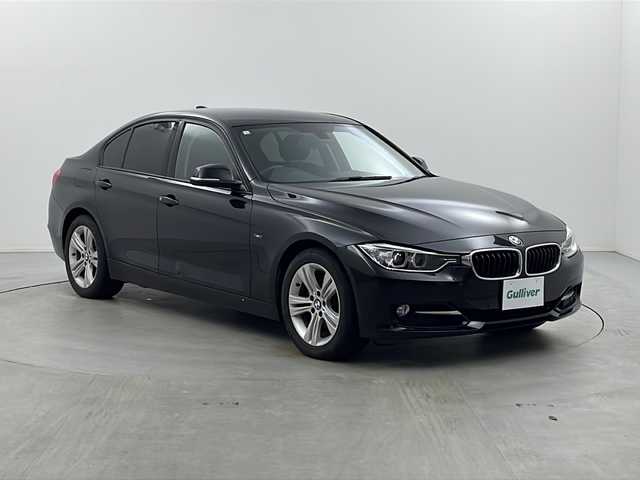 ＢＭＷ ３２０ｉ スポーツ 栃木県 2012(平24)年 8.3万km サファイアブラックP 純正ナビ/CD/DVD/BT/AUX/USB/ビルトインETC/バックカメラ/クルーズコントロール/パワーシート/MT付AT/プッシュスタート/ステアリングスイッチ/オートヘッドライト/電格ウィンカーミラー/アイドリングストップ/コーナーセンサー/純正１７AW/ターボ