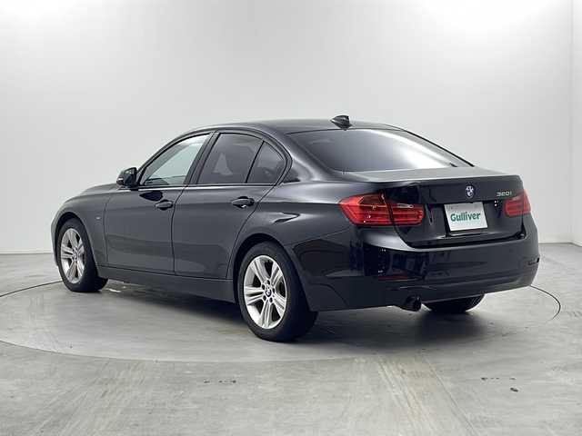 ＢＭＷ ３２０ｉ スポーツ 栃木県 2012(平24)年 8.3万km サファイアブラックP 純正ナビ/CD/DVD/BT/AUX/USB/ビルトインETC/バックカメラ/クルーズコントロール/パワーシート/MT付AT/プッシュスタート/ステアリングスイッチ/オートヘッドライト/電格ウィンカーミラー/アイドリングストップ/コーナーセンサー/純正１７AW/ターボ