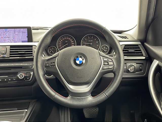 ＢＭＷ ３２０ｉ スポーツ 栃木県 2012(平24)年 8.3万km サファイアブラックP 純正ナビ/CD/DVD/BT/AUX/USB/ビルトインETC/バックカメラ/クルーズコントロール/パワーシート/MT付AT/プッシュスタート/ステアリングスイッチ/オートヘッドライト/電格ウィンカーミラー/アイドリングストップ/コーナーセンサー/純正１７AW/ターボ
