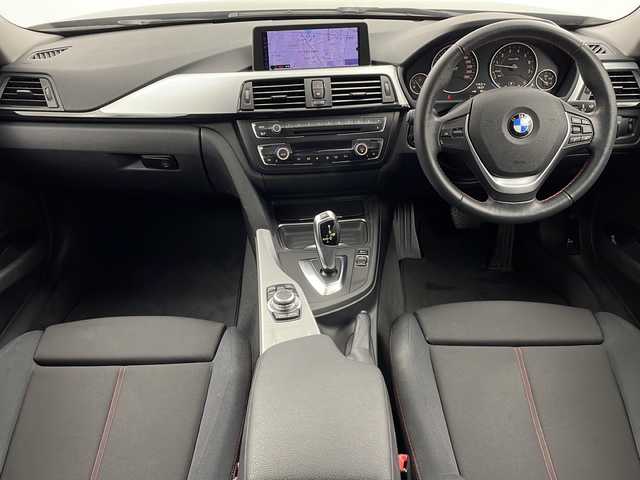 ＢＭＷ ３２０ｉ スポーツ 栃木県 2012(平24)年 8.3万km サファイアブラックP 純正ナビ/CD/DVD/BT/AUX/USB/ビルトインETC/バックカメラ/クルーズコントロール/パワーシート/MT付AT/プッシュスタート/ステアリングスイッチ/オートヘッドライト/電格ウィンカーミラー/アイドリングストップ/コーナーセンサー/純正１７AW/ターボ