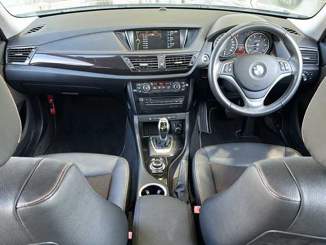 ＢＭＷ Ｘ１ xDrive 20i 静岡県 2012(平24)年 8.6万km 黒 純正ナビ/・AUX/・FM/AM/・CD/DVD/・Musiｃコレクション/・USB/主要装備/・バックカメラ/・ＥＴＣ/・１８インチＢＢＳアルミ/・ハーフレザーシート/・ＨＩＤヘッドライト/・オートエアコン/・ＭＴモード付ＡＴ/・アイドリングストップ/・横滑り防止装置/・ダウンヒルアシストコントロール/・サイドカーテンエアバッグ/・オートライト