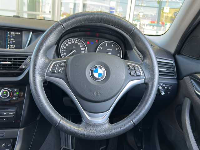 ＢＭＷ Ｘ１ xDrive 20i 静岡県 2012(平24)年 8.6万km 黒 純正ナビ/・AUX/・FM/AM/・CD/DVD/・Musiｃコレクション/・USB/主要装備/・バックカメラ/・ＥＴＣ/・１８インチＢＢＳアルミ/・ハーフレザーシート/・ＨＩＤヘッドライト/・オートエアコン/・ＭＴモード付ＡＴ/・アイドリングストップ/・横滑り防止装置/・ダウンヒルアシストコントロール/・サイドカーテンエアバッグ/・オートライト