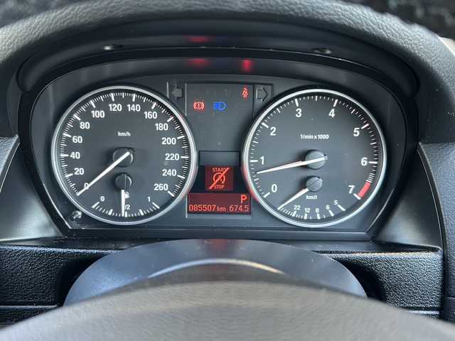 ＢＭＷ Ｘ１ xDrive 20i 静岡県 2012(平24)年 8.6万km 黒 純正ナビ/・AUX/・FM/AM/・CD/DVD/・Musiｃコレクション/・USB/主要装備/・バックカメラ/・ＥＴＣ/・１８インチＢＢＳアルミ/・ハーフレザーシート/・ＨＩＤヘッドライト/・オートエアコン/・ＭＴモード付ＡＴ/・アイドリングストップ/・横滑り防止装置/・ダウンヒルアシストコントロール/・サイドカーテンエアバッグ/・オートライト