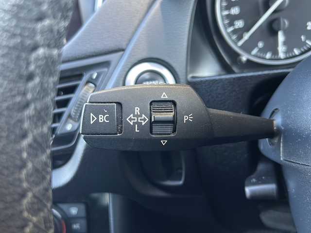 ＢＭＷ Ｘ１ xDrive 20i 静岡県 2012(平24)年 8.6万km 黒 純正ナビ/・AUX/・FM/AM/・CD/DVD/・Musiｃコレクション/・USB/主要装備/・バックカメラ/・ＥＴＣ/・１８インチＢＢＳアルミ/・ハーフレザーシート/・ＨＩＤヘッドライト/・オートエアコン/・ＭＴモード付ＡＴ/・アイドリングストップ/・横滑り防止装置/・ダウンヒルアシストコントロール/・サイドカーテンエアバッグ/・オートライト