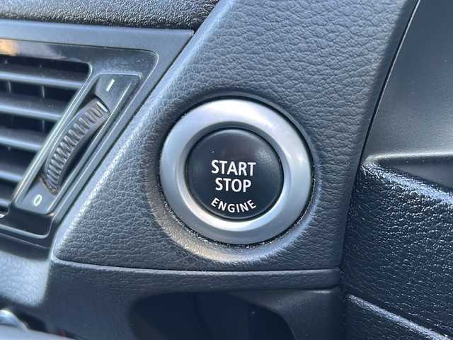 ＢＭＷ Ｘ１ xDrive 20i 静岡県 2012(平24)年 8.6万km 黒 純正ナビ/・AUX/・FM/AM/・CD/DVD/・Musiｃコレクション/・USB/主要装備/・バックカメラ/・ＥＴＣ/・１８インチＢＢＳアルミ/・ハーフレザーシート/・ＨＩＤヘッドライト/・オートエアコン/・ＭＴモード付ＡＴ/・アイドリングストップ/・横滑り防止装置/・ダウンヒルアシストコントロール/・サイドカーテンエアバッグ/・オートライト