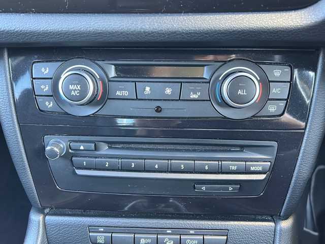 ＢＭＷ Ｘ１ xDrive 20i 静岡県 2012(平24)年 8.6万km 黒 純正ナビ/・AUX/・FM/AM/・CD/DVD/・Musiｃコレクション/・USB/主要装備/・バックカメラ/・ＥＴＣ/・１８インチＢＢＳアルミ/・ハーフレザーシート/・ＨＩＤヘッドライト/・オートエアコン/・ＭＴモード付ＡＴ/・アイドリングストップ/・横滑り防止装置/・ダウンヒルアシストコントロール/・サイドカーテンエアバッグ/・オートライト