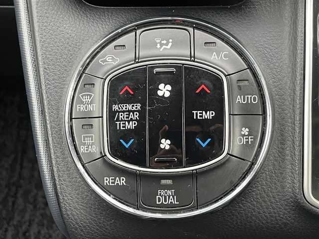 トヨタ ヴォクシー ZS 煌 道央・札幌 2015(平27)年 5.8万km ブラック ・４WD/・寒冷地仕様/・アルパインSDナビ/CD・DVD・SD・USB・Bluetooth/・フルセグTV/・バックカメラ/・アルパインフリップダウンモニター/・両側パワースライドドア/・ビルトインETC/・純正エンジンスターター/・アイドリングストップ/・LEDヘッドライト/・フォグランプ/・横滑り防止/・スマートキー/・社外シートカバー/・純正１６インチアルミホイール/・純正フロアマット/・ドアバイザー/・新車時保証書