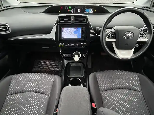 トヨタ プリウス A 福岡県 2016(平28)年 2.9万km ホワイトパールクリスタルシャイン 純正メモリナビ【NSCP-W64】/　(AM/FM/CD/Bluetooth/ワンセグTV)/バックカメラ/トヨタセーフティセンス/・プリクラッシュセーフティ/・レーダークルーズコントロール/・レーンディパーチャーアラート/・オートマッチックハイビーム/ブラインドスポットモニター/シンプルインテリジェントパーキングアシスト/車両接近通報/車間距離切り替え/ヘッドアップディスプレイ/ドライブモードセレクト/ステアリングスイッチ/純正フロアマット/自動防眩ミラー/ISOFIX/スペアキー×1/保証書/取扱説明書/ナビ取扱説明書
