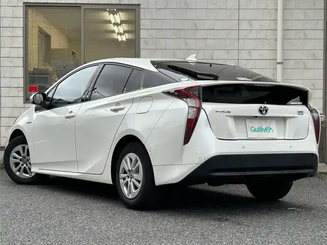 トヨタ プリウス A 福岡県 2016(平28)年 2.9万km ホワイトパールクリスタルシャイン 純正メモリナビ【NSCP-W64】/　(AM/FM/CD/Bluetooth/ワンセグTV)/バックカメラ/トヨタセーフティセンス/・プリクラッシュセーフティ/・レーダークルーズコントロール/・レーンディパーチャーアラート/・オートマッチックハイビーム/ブラインドスポットモニター/シンプルインテリジェントパーキングアシスト/車両接近通報/車間距離切り替え/ヘッドアップディスプレイ/ドライブモードセレクト/ステアリングスイッチ/純正フロアマット/自動防眩ミラー/ISOFIX/スペアキー×1/保証書/取扱説明書/ナビ取扱説明書
