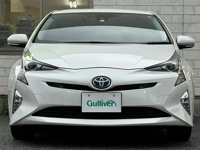 トヨタ プリウス A 福岡県 2016(平28)年 2.9万km ホワイトパールクリスタルシャイン 純正メモリナビ【NSCP-W64】/　(AM/FM/CD/Bluetooth/ワンセグTV)/バックカメラ/トヨタセーフティセンス/・プリクラッシュセーフティ/・レーダークルーズコントロール/・レーンディパーチャーアラート/・オートマッチックハイビーム/ブラインドスポットモニター/シンプルインテリジェントパーキングアシスト/車両接近通報/車間距離切り替え/ヘッドアップディスプレイ/ドライブモードセレクト/ステアリングスイッチ/純正フロアマット/自動防眩ミラー/ISOFIX/スペアキー×1/保証書/取扱説明書/ナビ取扱説明書