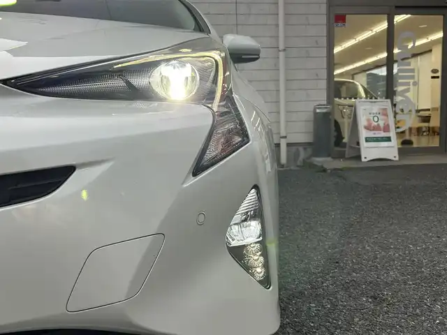 トヨタ プリウス A 福岡県 2016(平28)年 2.9万km ホワイトパールクリスタルシャイン 純正メモリナビ【NSCP-W64】/　(AM/FM/CD/Bluetooth/ワンセグTV)/バックカメラ/トヨタセーフティセンス/・プリクラッシュセーフティ/・レーダークルーズコントロール/・レーンディパーチャーアラート/・オートマッチックハイビーム/ブラインドスポットモニター/シンプルインテリジェントパーキングアシスト/車両接近通報/車間距離切り替え/ヘッドアップディスプレイ/ドライブモードセレクト/ステアリングスイッチ/純正フロアマット/自動防眩ミラー/ISOFIX/スペアキー×1/保証書/取扱説明書/ナビ取扱説明書