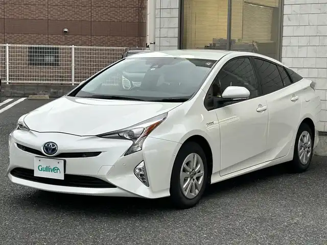 トヨタ プリウス A 福岡県 2016(平28)年 2.9万km ホワイトパールクリスタルシャイン 純正メモリナビ【NSCP-W64】/　(AM/FM/CD/Bluetooth/ワンセグTV)/バックカメラ/トヨタセーフティセンス/・プリクラッシュセーフティ/・レーダークルーズコントロール/・レーンディパーチャーアラート/・オートマッチックハイビーム/ブラインドスポットモニター/シンプルインテリジェントパーキングアシスト/車両接近通報/車間距離切り替え/ヘッドアップディスプレイ/ドライブモードセレクト/ステアリングスイッチ/純正フロアマット/自動防眩ミラー/ISOFIX/スペアキー×1/保証書/取扱説明書/ナビ取扱説明書
