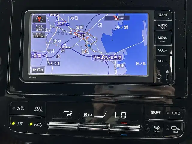 トヨタ プリウス A 福岡県 2016(平28)年 2.9万km ホワイトパールクリスタルシャイン 純正メモリナビ【NSCP-W64】/　(AM/FM/CD/Bluetooth/ワンセグTV)/バックカメラ/トヨタセーフティセンス/・プリクラッシュセーフティ/・レーダークルーズコントロール/・レーンディパーチャーアラート/・オートマッチックハイビーム/ブラインドスポットモニター/シンプルインテリジェントパーキングアシスト/車両接近通報/車間距離切り替え/ヘッドアップディスプレイ/ドライブモードセレクト/ステアリングスイッチ/純正フロアマット/自動防眩ミラー/ISOFIX/スペアキー×1/保証書/取扱説明書/ナビ取扱説明書