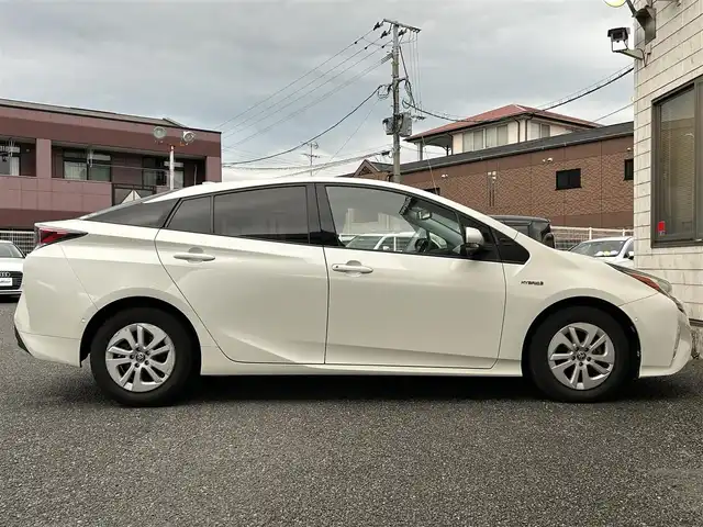 トヨタ プリウス A 福岡県 2016(平28)年 2.9万km ホワイトパールクリスタルシャイン 純正メモリナビ【NSCP-W64】/　(AM/FM/CD/Bluetooth/ワンセグTV)/バックカメラ/トヨタセーフティセンス/・プリクラッシュセーフティ/・レーダークルーズコントロール/・レーンディパーチャーアラート/・オートマッチックハイビーム/ブラインドスポットモニター/シンプルインテリジェントパーキングアシスト/車両接近通報/車間距離切り替え/ヘッドアップディスプレイ/ドライブモードセレクト/ステアリングスイッチ/純正フロアマット/自動防眩ミラー/ISOFIX/スペアキー×1/保証書/取扱説明書/ナビ取扱説明書