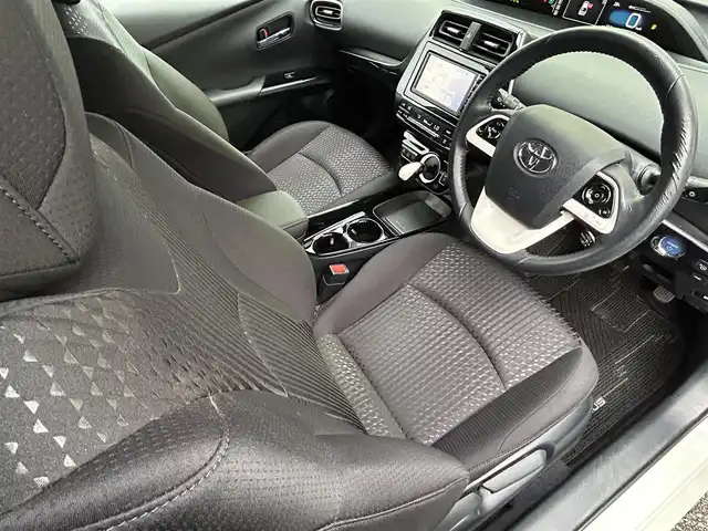 トヨタ プリウス A 福岡県 2016(平28)年 2.9万km ホワイトパールクリスタルシャイン 純正メモリナビ【NSCP-W64】/　(AM/FM/CD/Bluetooth/ワンセグTV)/バックカメラ/トヨタセーフティセンス/・プリクラッシュセーフティ/・レーダークルーズコントロール/・レーンディパーチャーアラート/・オートマッチックハイビーム/ブラインドスポットモニター/シンプルインテリジェントパーキングアシスト/車両接近通報/車間距離切り替え/ヘッドアップディスプレイ/ドライブモードセレクト/ステアリングスイッチ/純正フロアマット/自動防眩ミラー/ISOFIX/スペアキー×1/保証書/取扱説明書/ナビ取扱説明書
