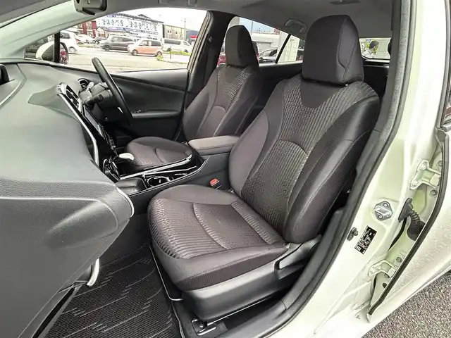 トヨタ プリウス A 福岡県 2016(平28)年 2.9万km ホワイトパールクリスタルシャイン 純正メモリナビ【NSCP-W64】/　(AM/FM/CD/Bluetooth/ワンセグTV)/バックカメラ/トヨタセーフティセンス/・プリクラッシュセーフティ/・レーダークルーズコントロール/・レーンディパーチャーアラート/・オートマッチックハイビーム/ブラインドスポットモニター/シンプルインテリジェントパーキングアシスト/車両接近通報/車間距離切り替え/ヘッドアップディスプレイ/ドライブモードセレクト/ステアリングスイッチ/純正フロアマット/自動防眩ミラー/ISOFIX/スペアキー×1/保証書/取扱説明書/ナビ取扱説明書