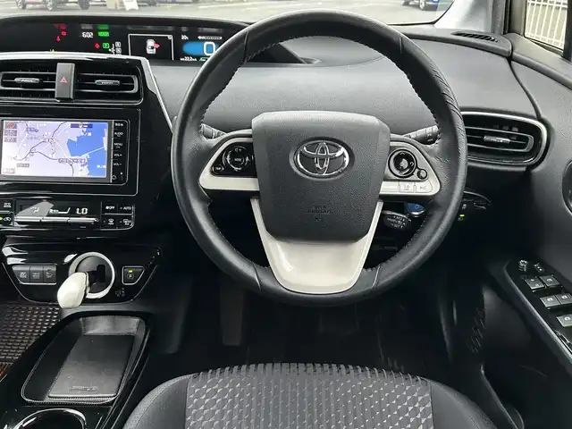 トヨタ プリウス A 福岡県 2016(平28)年 2.9万km ホワイトパールクリスタルシャイン 純正メモリナビ【NSCP-W64】/　(AM/FM/CD/Bluetooth/ワンセグTV)/バックカメラ/トヨタセーフティセンス/・プリクラッシュセーフティ/・レーダークルーズコントロール/・レーンディパーチャーアラート/・オートマッチックハイビーム/ブラインドスポットモニター/シンプルインテリジェントパーキングアシスト/車両接近通報/車間距離切り替え/ヘッドアップディスプレイ/ドライブモードセレクト/ステアリングスイッチ/純正フロアマット/自動防眩ミラー/ISOFIX/スペアキー×1/保証書/取扱説明書/ナビ取扱説明書
