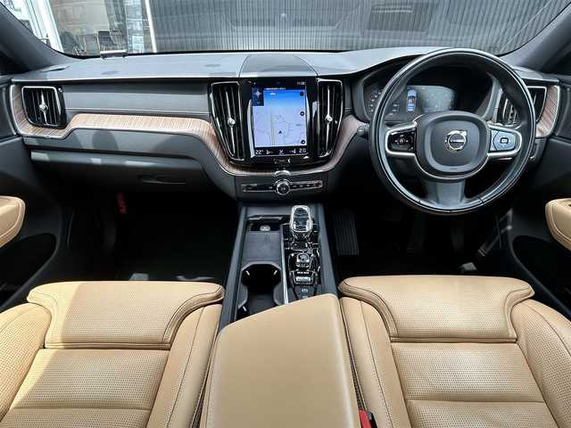 ボルボ ＸＣ６０ B5 AWD インスクリプション 福岡県 2021(令3)年 2.4万km ブライトシルバーM 純正HDDナビ/(BT/USB/フルセグ/Applecarplay/AndroidAuto)/360度カメラ/ACC/サンルーフ/レザシート（ベージュ）/シートメモリ（前席）/パワーシート（全席）/ベンチレーション（前席）/harman/kardon/パークアシストパイロット/ヘッドアップディスプレイ/ブラインドスポットモニター/パイロットアシスト/オートライト/フル・アクティブ・ハイビーム/ワイヤレスチャージング/電動リヤゲート/純正19インチAW/純正ドラレコ前方/純正フロアマット