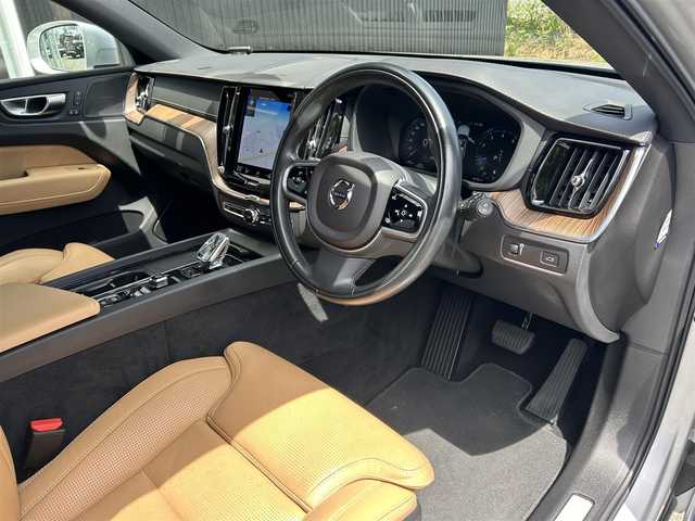 ボルボ ＸＣ６０ B5 AWD インスクリプション 福岡県 2021(令3)年 2.4万km ブライトシルバーM 純正HDDナビ/(BT/USB/フルセグ/Applecarplay/AndroidAuto)/360度カメラ/ACC/サンルーフ/レザシート（ベージュ）/シートメモリ（前席）/パワーシート（全席）/ベンチレーション（前席）/harman/kardon/パークアシストパイロット/ヘッドアップディスプレイ/ブラインドスポットモニター/パイロットアシスト/オートライト/フル・アクティブ・ハイビーム/ワイヤレスチャージング/電動リヤゲート/純正19インチAW/純正ドラレコ前方/純正フロアマット