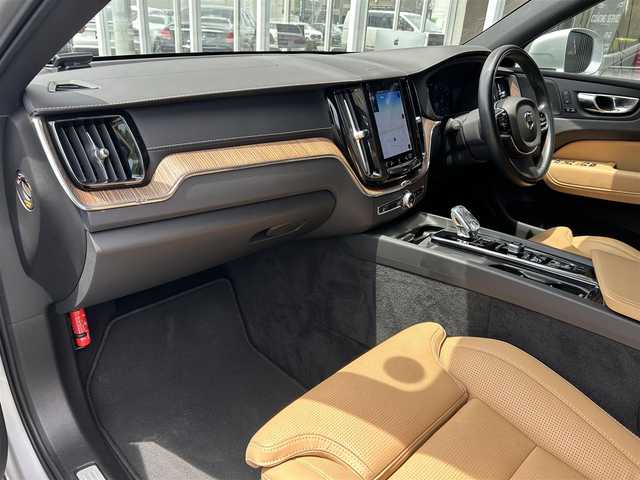 ボルボ ＸＣ６０ B5 AWD インスクリプション 福岡県 2021(令3)年 2.4万km ブライトシルバーM 純正HDDナビ/(BT/USB/フルセグ/Applecarplay/AndroidAuto)/360度カメラ/ACC/サンルーフ/レザシート（ベージュ）/シートメモリ（前席）/パワーシート（全席）/ベンチレーション（前席）/harman/kardon/パークアシストパイロット/ヘッドアップディスプレイ/ブラインドスポットモニター/パイロットアシスト/オートライト/フル・アクティブ・ハイビーム/ワイヤレスチャージング/電動リヤゲート/純正19インチAW/純正ドラレコ前方/純正フロアマット