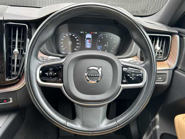 ボルボ ＸＣ６０ B5 AWD インスクリプション 福岡県 2021(令3)年 2.4万km ブライトシルバーM 純正HDDナビ/(BT/USB/フルセグ/Applecarplay/AndroidAuto)/360度カメラ/ACC/サンルーフ/レザシート（ベージュ）/シートメモリ（前席）/パワーシート（全席）/ベンチレーション（前席）/harman/kardon/パークアシストパイロット/ヘッドアップディスプレイ/ブラインドスポットモニター/パイロットアシスト/オートライト/フル・アクティブ・ハイビーム/ワイヤレスチャージング/電動リヤゲート/純正19インチAW/純正ドラレコ前方/純正フロアマット