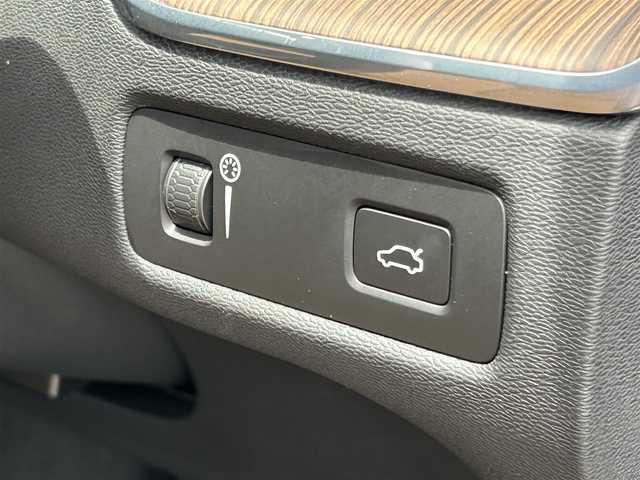 ボルボ ＸＣ６０ B5 AWD インスクリプション 福岡県 2021(令3)年 2.4万km ブライトシルバーM 純正HDDナビ/(BT/USB/フルセグ/Applecarplay/AndroidAuto)/360度カメラ/ACC/サンルーフ/レザシート（ベージュ）/シートメモリ（前席）/パワーシート（全席）/ベンチレーション（前席）/harman/kardon/パークアシストパイロット/ヘッドアップディスプレイ/ブラインドスポットモニター/パイロットアシスト/オートライト/フル・アクティブ・ハイビーム/ワイヤレスチャージング/電動リヤゲート/純正19インチAW/純正ドラレコ前方/純正フロアマット