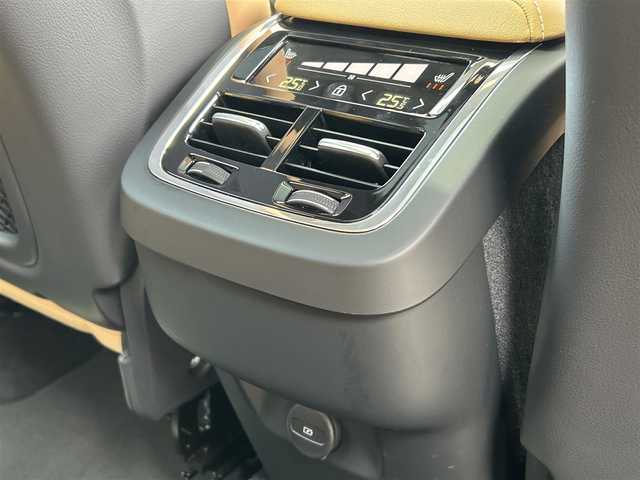 ボルボ ＸＣ６０ B5 AWD インスクリプション 福岡県 2021(令3)年 2.4万km ブライトシルバーM 純正HDDナビ/(BT/USB/フルセグ/Applecarplay/AndroidAuto)/360度カメラ/ACC/サンルーフ/レザシート（ベージュ）/シートメモリ（前席）/パワーシート（全席）/ベンチレーション（前席）/harman/kardon/パークアシストパイロット/ヘッドアップディスプレイ/ブラインドスポットモニター/パイロットアシスト/オートライト/フル・アクティブ・ハイビーム/ワイヤレスチャージング/電動リヤゲート/純正19インチAW/純正ドラレコ前方/純正フロアマット