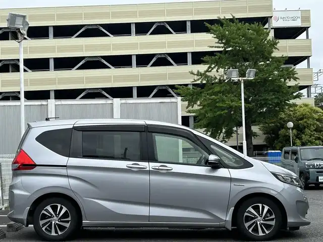 ホンダ フリード ハイブリット G ホンダセンシング 静岡県 2017(平29)年 9.6万km ルナシルバーM ワンオーナー/純正ナビ（FM/AM/CD/DVD/BT/AUX/USB/HDMI/フルセグTV）/ドライブレコーダー/ビルトインETC/パーキングアシスト/バックカメラ（マルチテレイン有り）/両側パワースライドドア/クルーズコントロール（追従走行有り）/コーナーセンサー