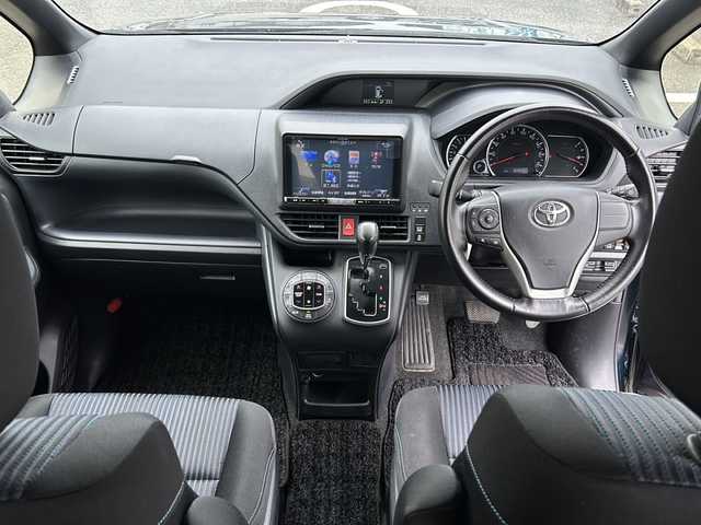 トヨタ ヴォクシー ZS 三重県 2014(平26)年 3.3万km ブラッキッシュアゲハガラスフレーク 登録時32800Km/社外ナビ/（FM・Bluetooth・CD・DVD・SD）/フルセグTV/両側パワースライドドア　/バックカメラ　/社外フリップダウンモニター　/ＭＴモード付　/アイドリングストップ　/ＥＣＯモード　/横すべり防止　/ステリモ　/3列シート/ウォークスルー/ＬＥＤオートライト　/フォグライト/保証書/取説
