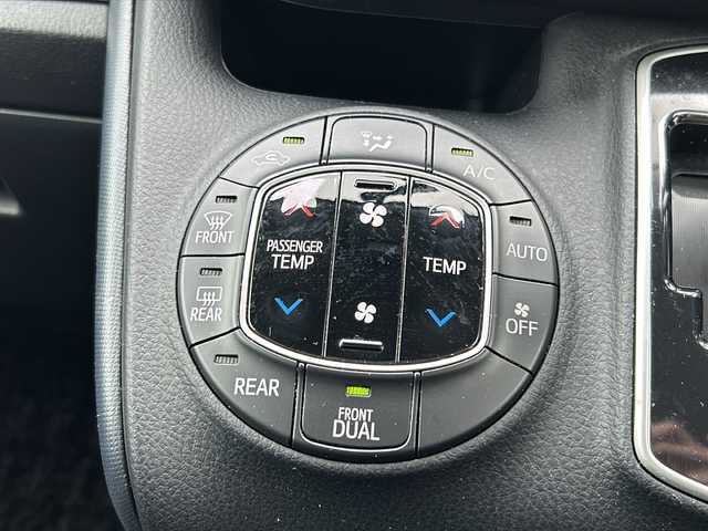 トヨタ ヴォクシー ZS 三重県 2014(平26)年 3.3万km ブラッキッシュアゲハガラスフレーク 登録時32800Km/社外ナビ/（FM・Bluetooth・CD・DVD・SD）/フルセグTV/両側パワースライドドア　/バックカメラ　/社外フリップダウンモニター　/ＭＴモード付　/アイドリングストップ　/ＥＣＯモード　/横すべり防止　/ステリモ　/3列シート/ウォークスルー/ＬＥＤオートライト　/フォグライト/保証書/取説